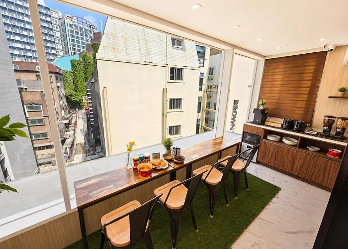 Sr Compact Sinchon Hotel 4*